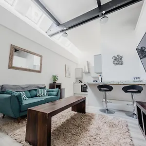  Apartment Hullidays-theatre Hideout
